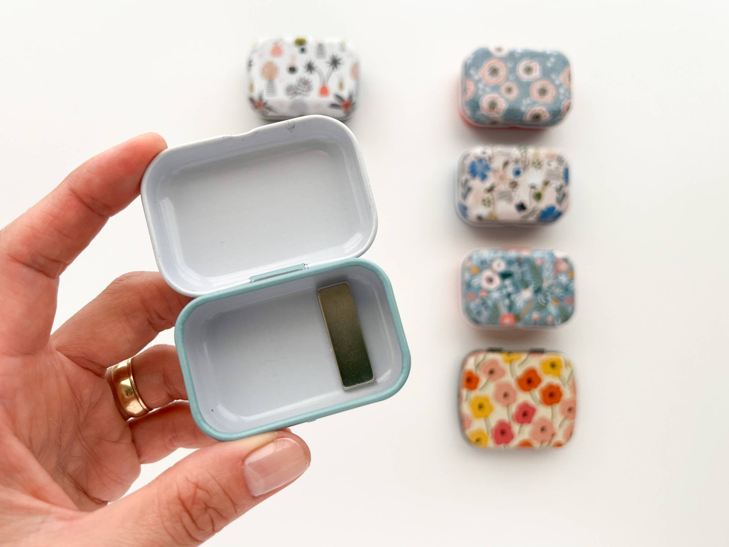Magnetic needle tin, floral needle case, needle keeper