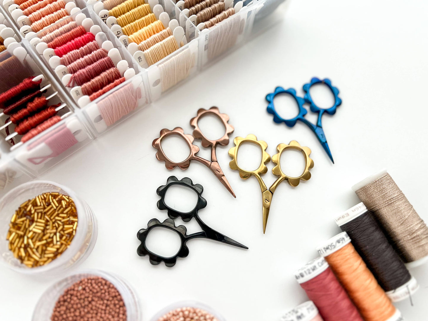 Small flower scissors, tiny needlecraft scissors: Gold
